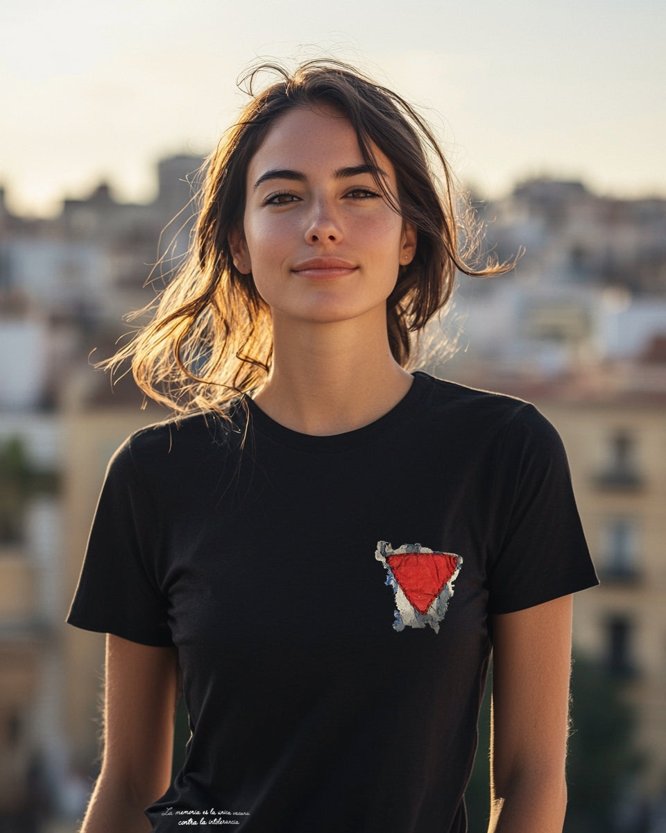 CAMISETA TRIÁNGULO ROJO MUJER NEGRO